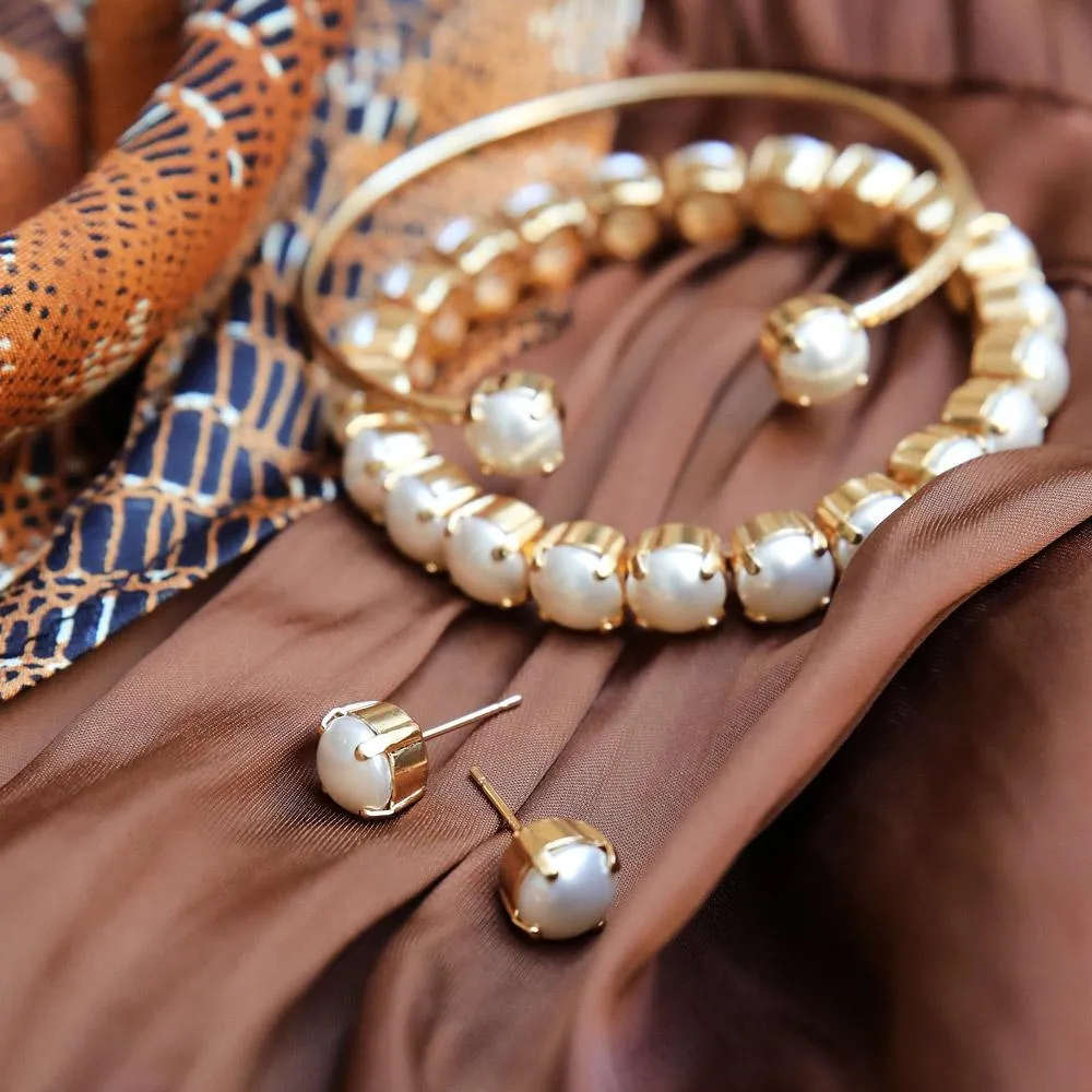Classic Stud Earrings / Pearl Caroline Svedbom