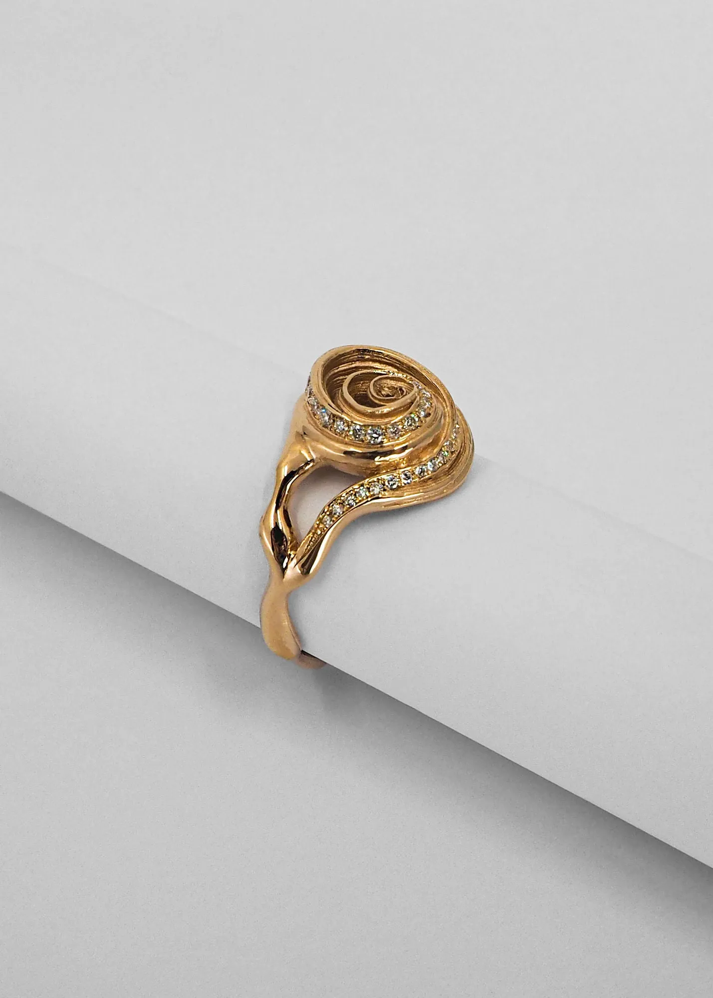 Cochlea 14K Gold Ring w. Pavé Diamonds