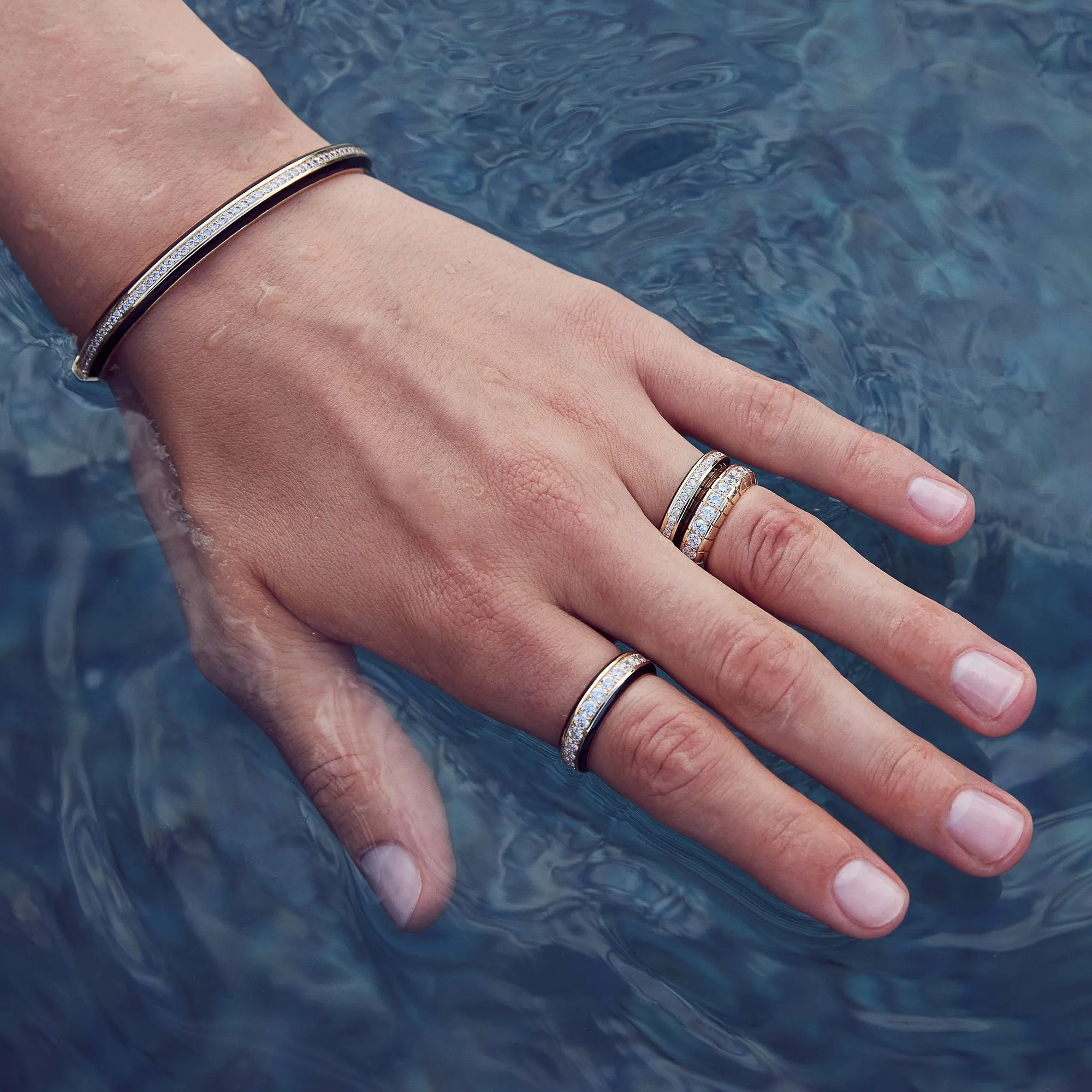 Eternity Black 18K Whitegold Bangle w. Lab-Grown Diamonds