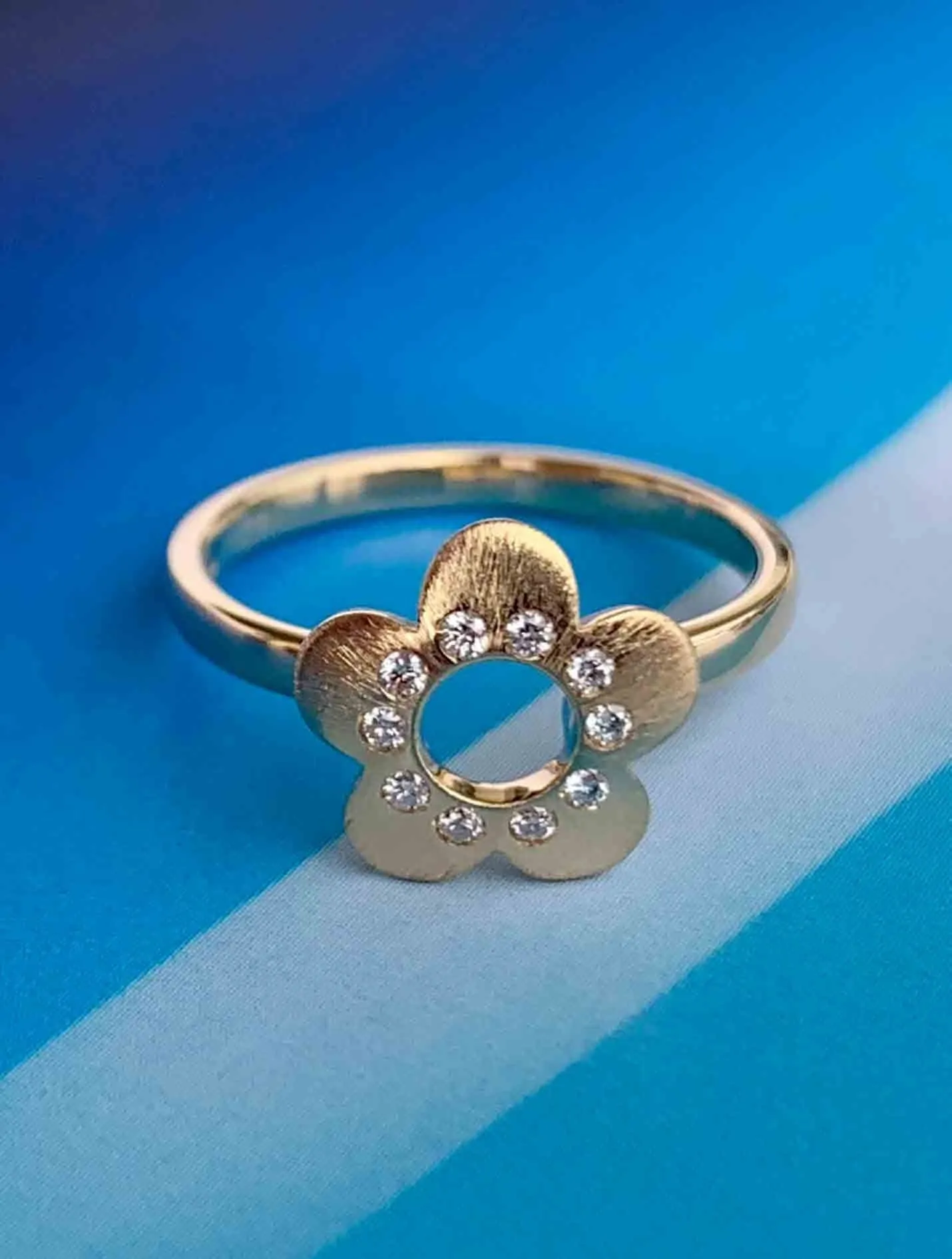 Flower Power 18K Gold Ring w. Diamonds