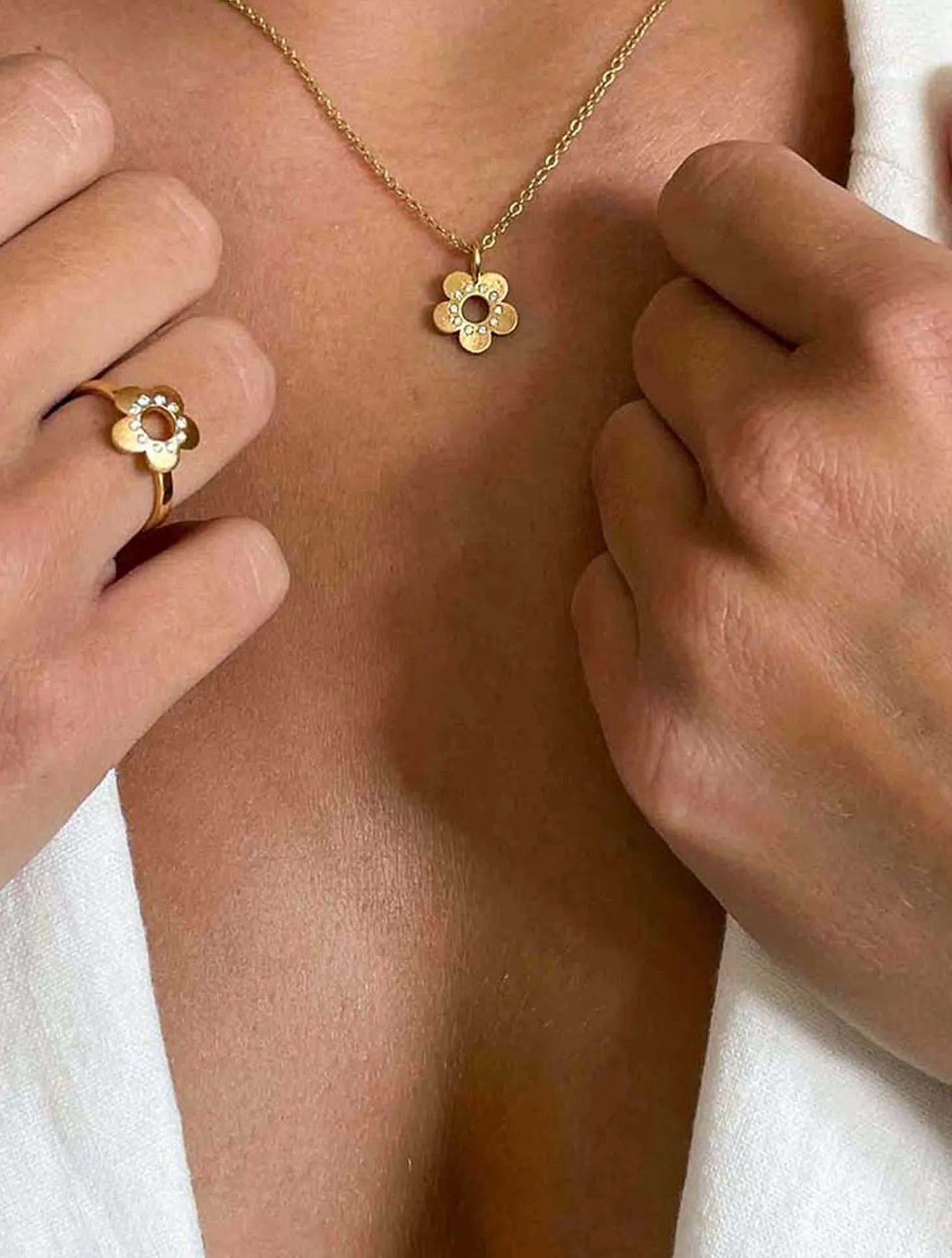 Flower Power 18K Gold Ring w. Diamonds