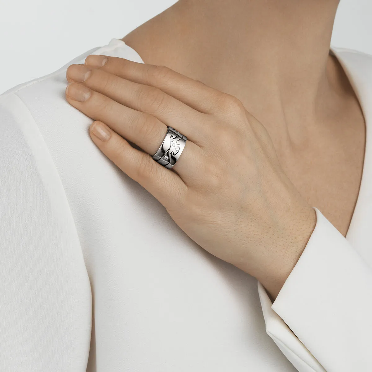 Fusion Centre 18K White Gold Ring w. Diamonds