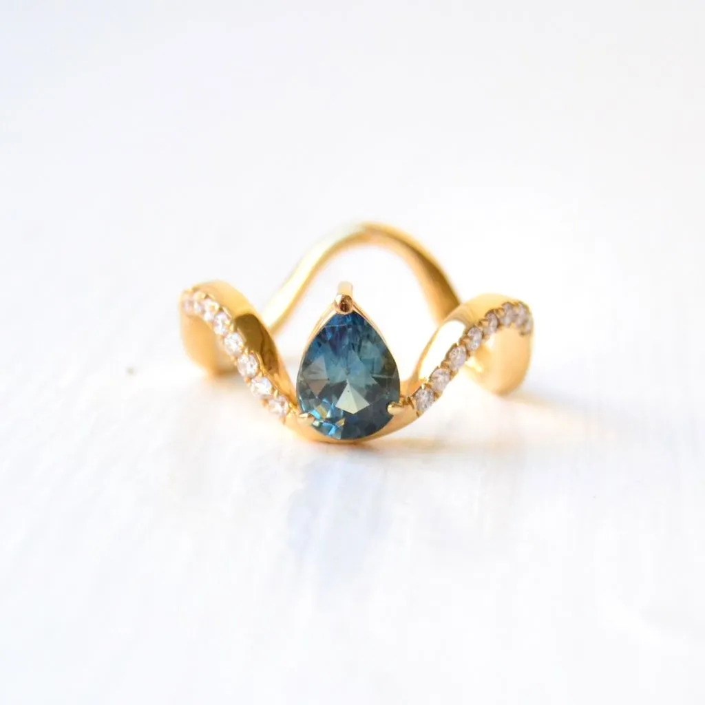 Mutu Kola 18K Gold Ring w. Diamonds & Sapphires