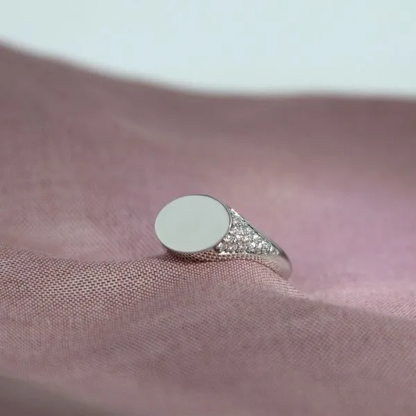 Rock Round Signet 18K Whitegold Ring w. Diamonds