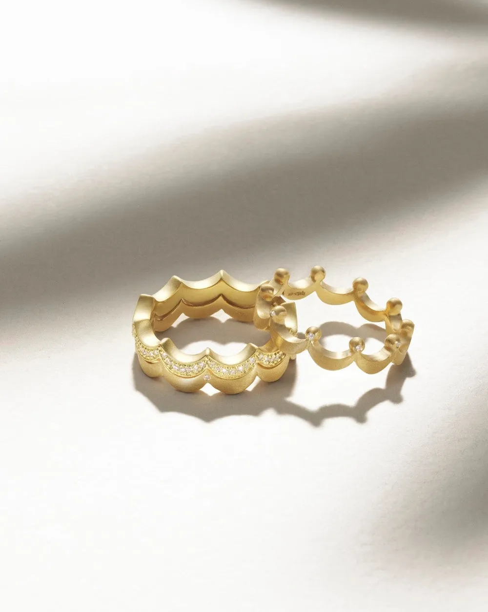 Royal 18K Gold Ring w. 10 Diamonds