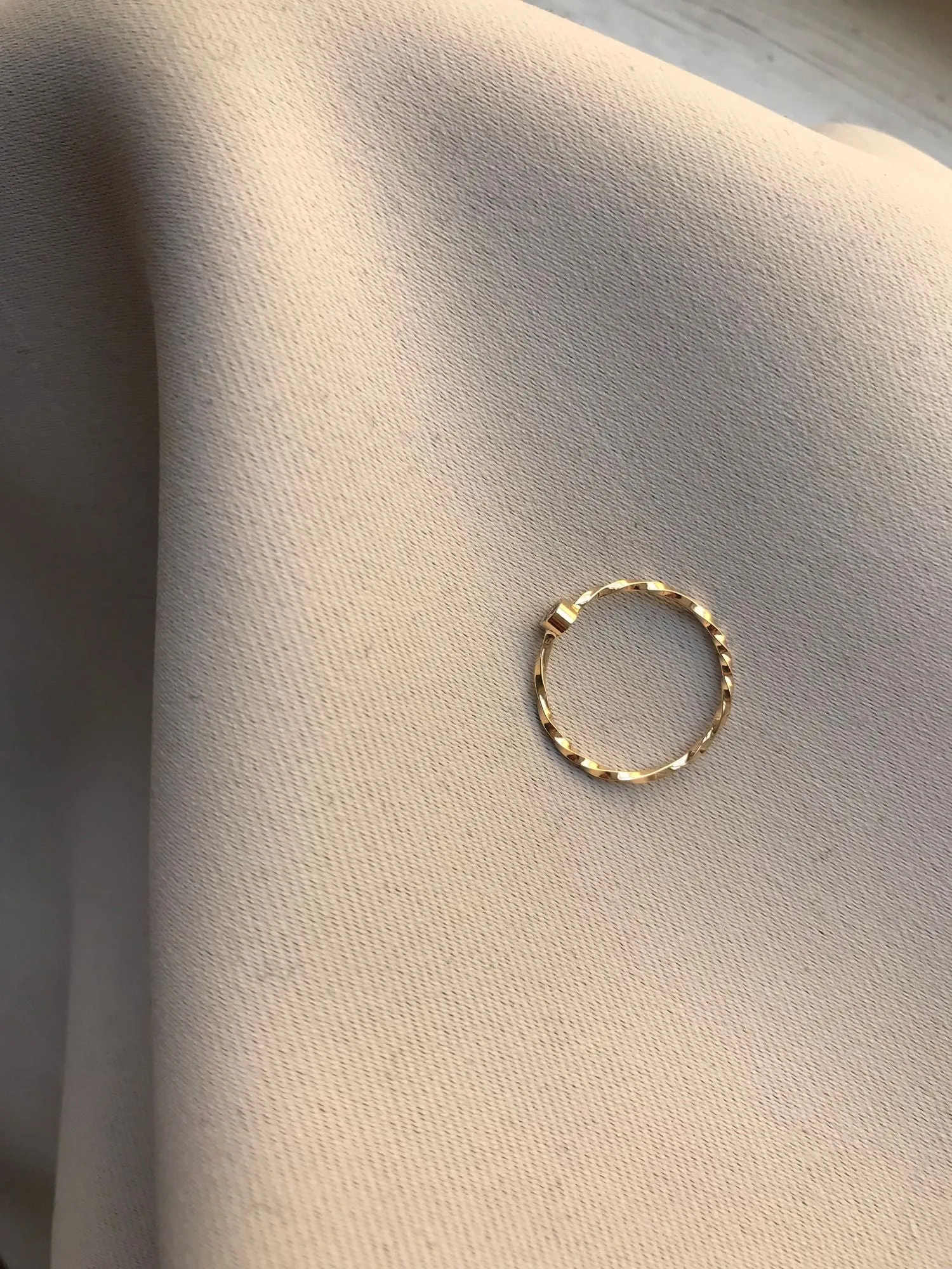 SUN 14K Gold Ring w. Diamond
