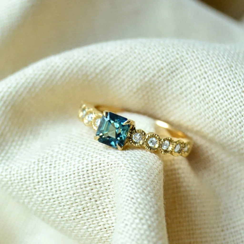 Tanakola 18K Gold Ring w. Sapphire & Diamonds