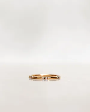 Three Dots Spread Around 18K Gold, Whitegold or Rosegold Ring w. Diamonds