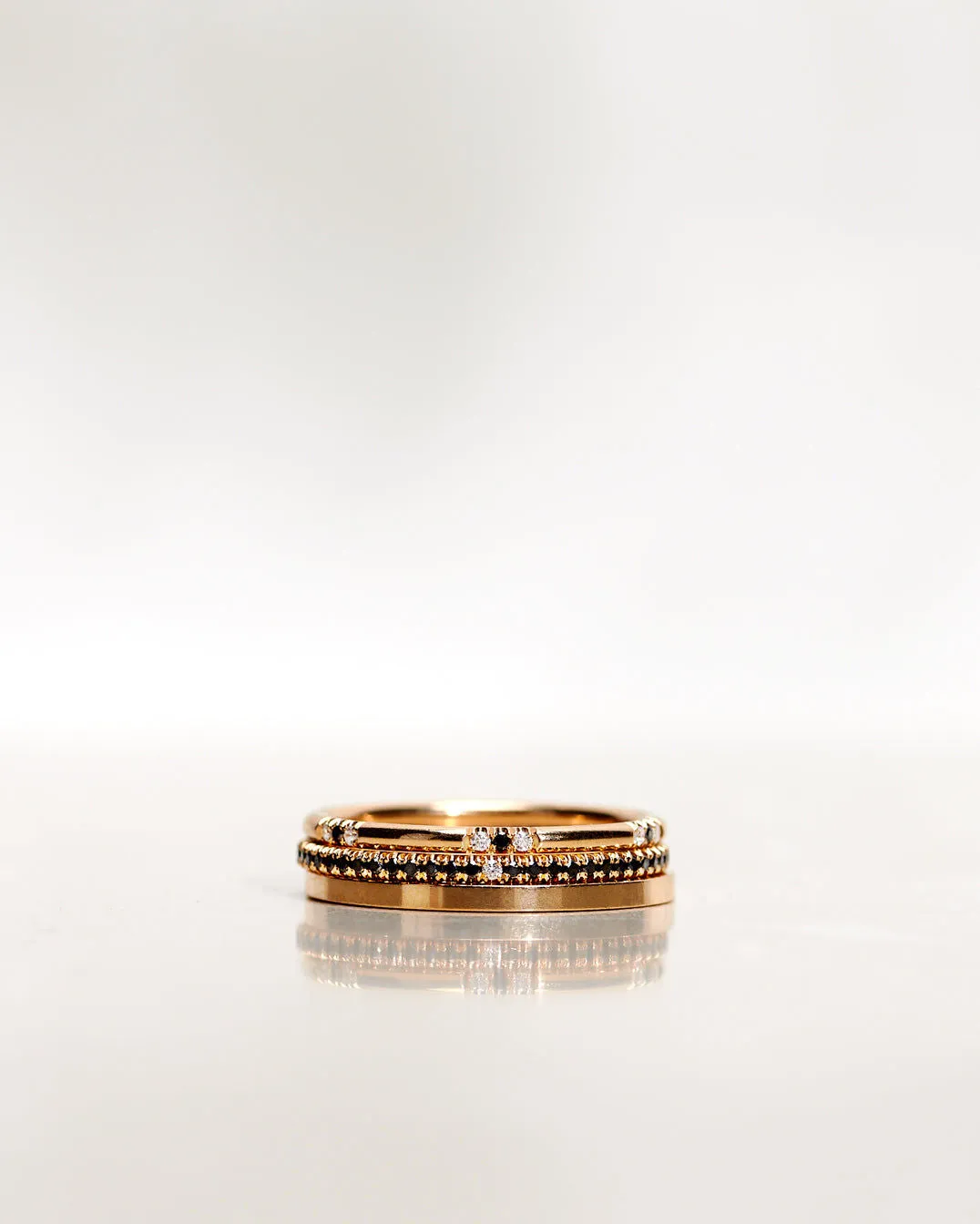 Three Dots Spread Around 18K Gold, Whitegold or Rosegold Ring w. Diamonds