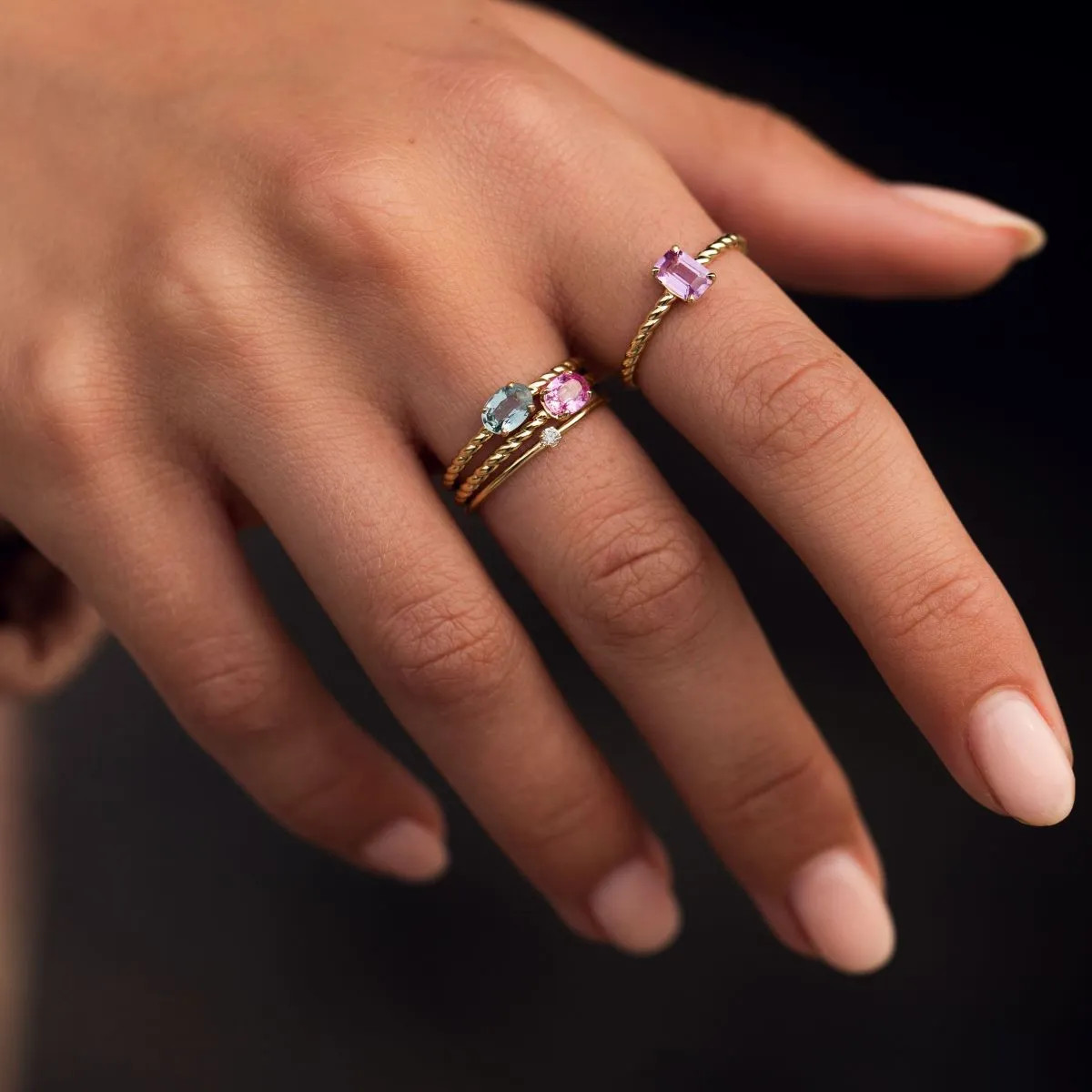 Twist 10K Gold Ring w. Sapphire