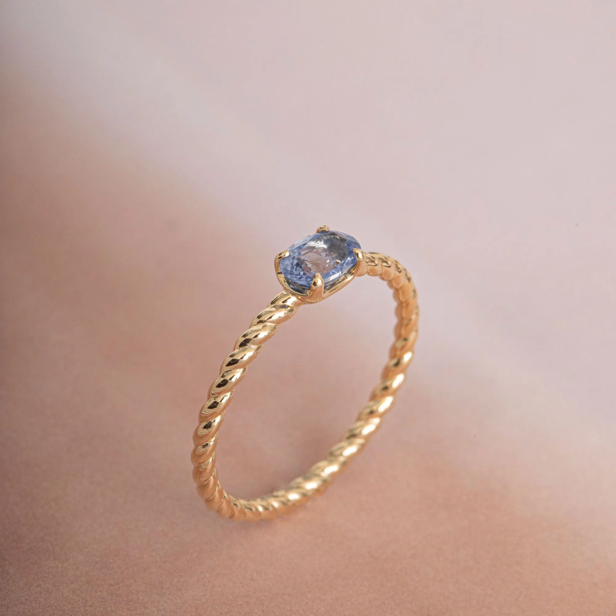 Twist 10K Gold Ring w. Sapphire