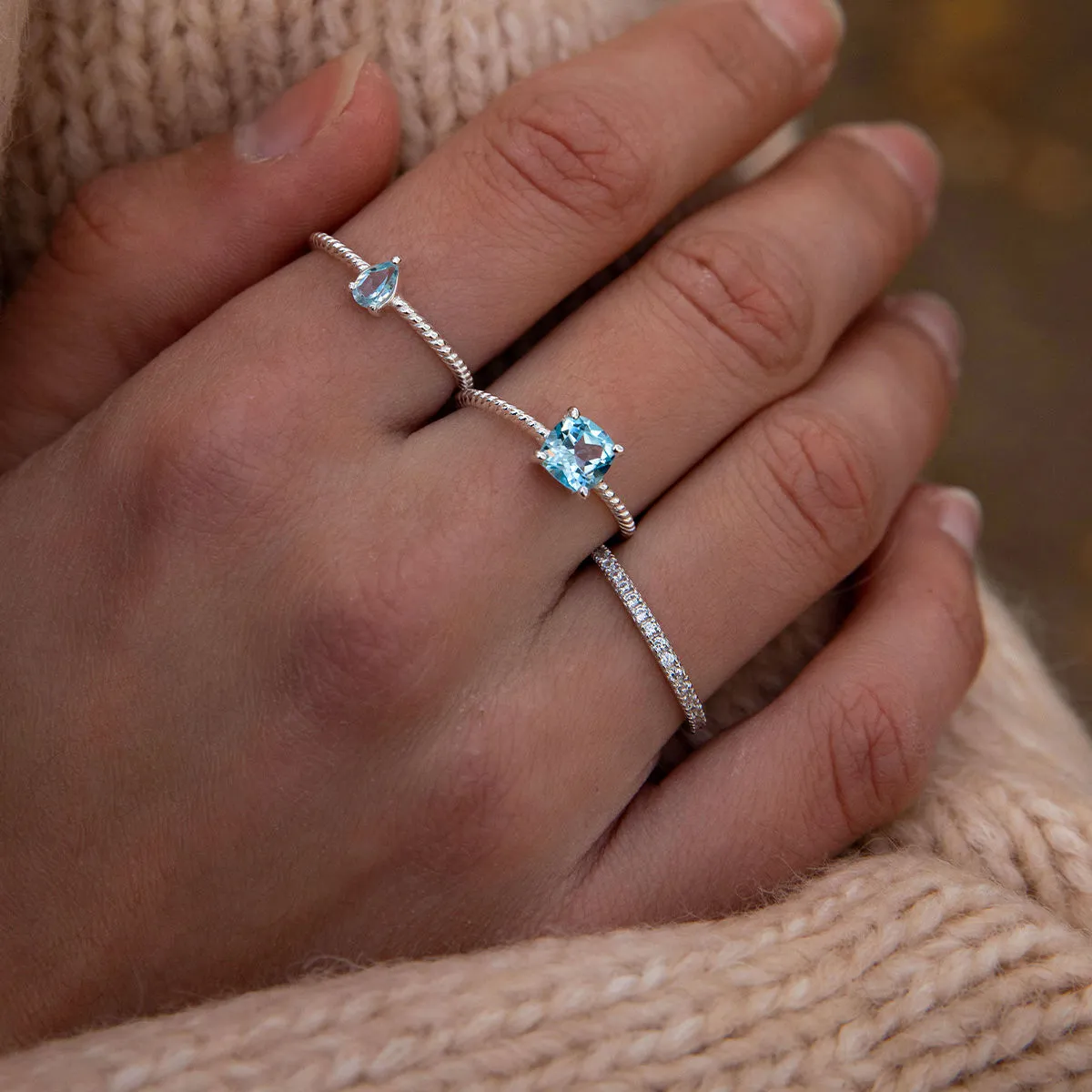 Twist Silver Ring w. Topaz
