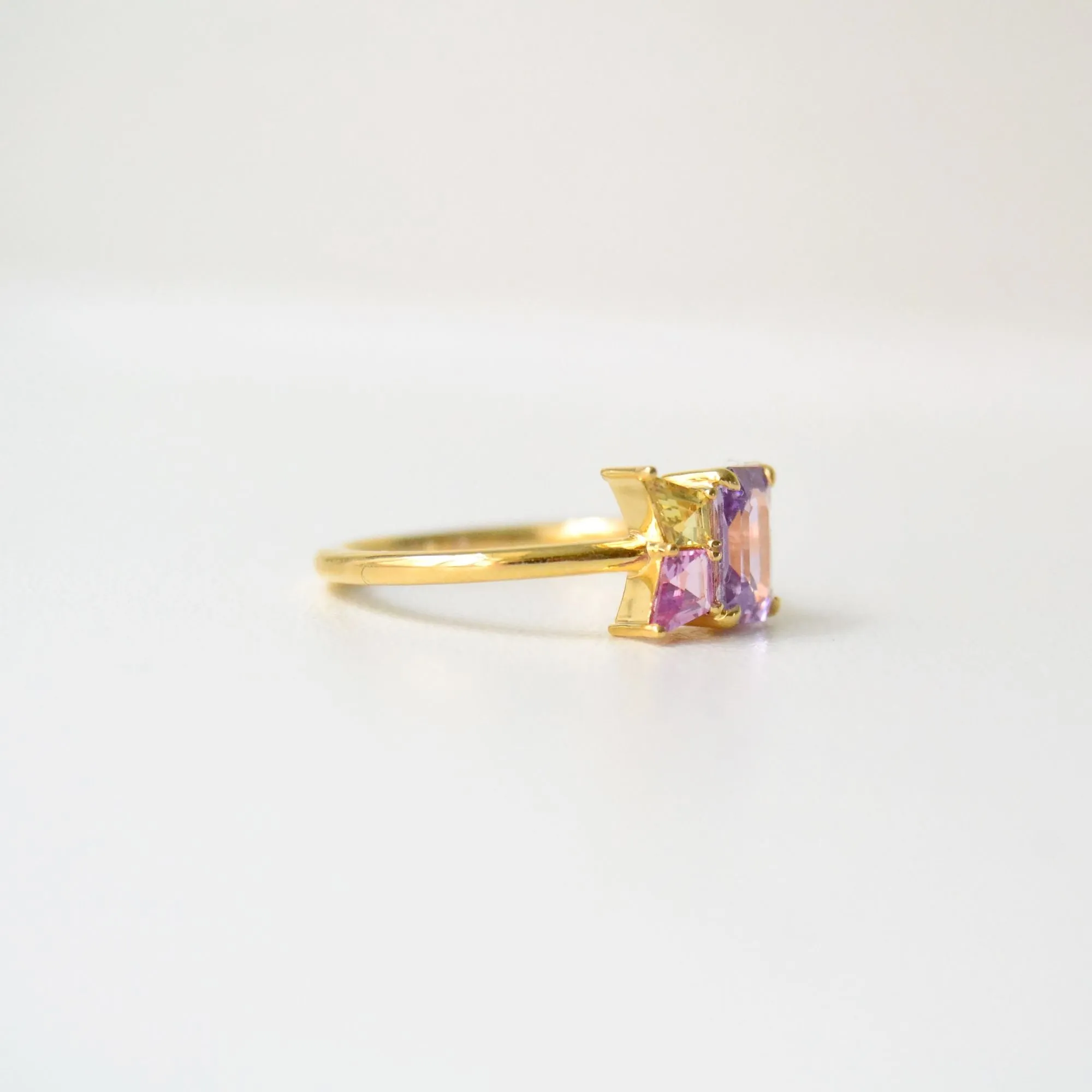Varnaya Sihina 18K Gold Ring w. Sapphires