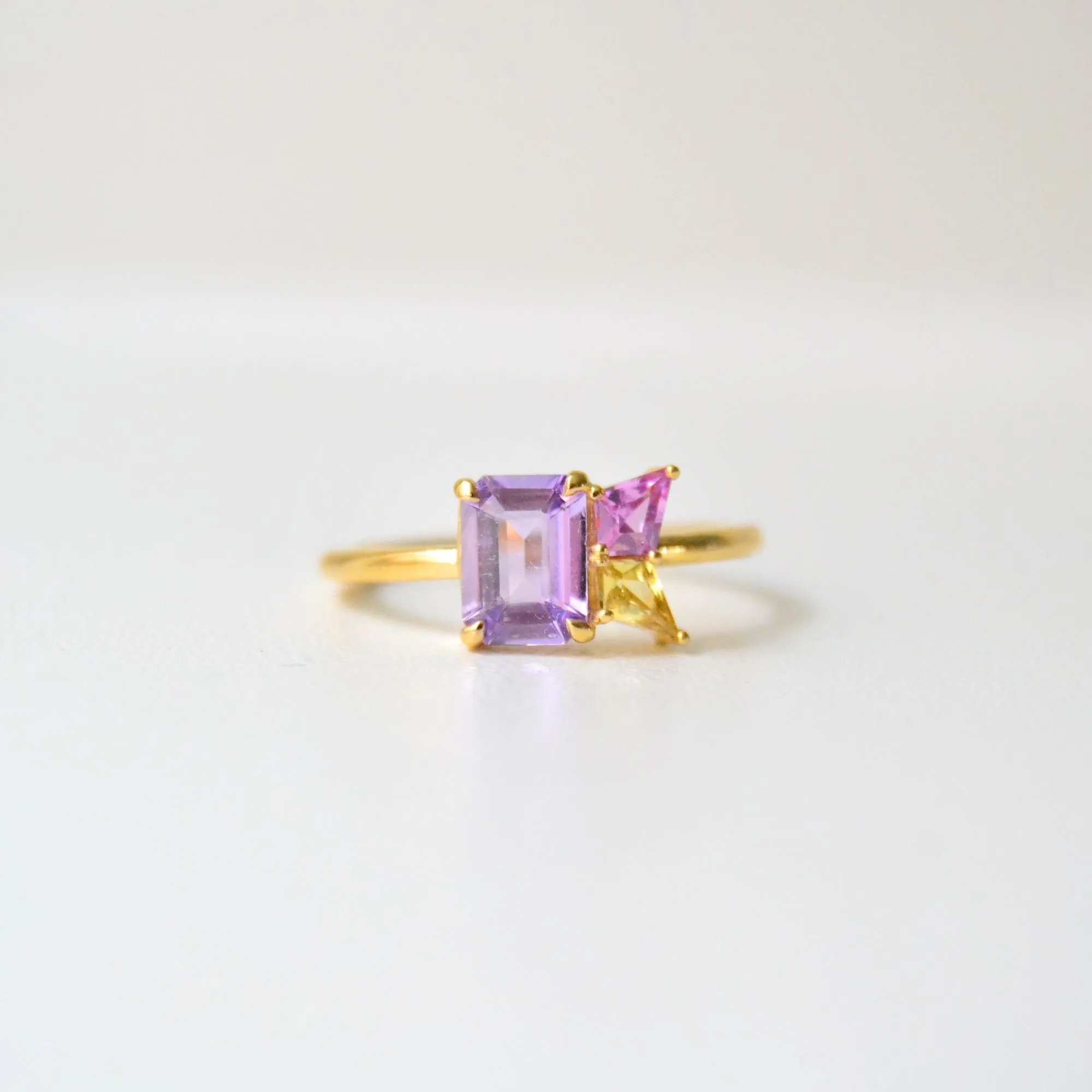 Varnaya Sihina 18K Gold Ring w. Sapphires