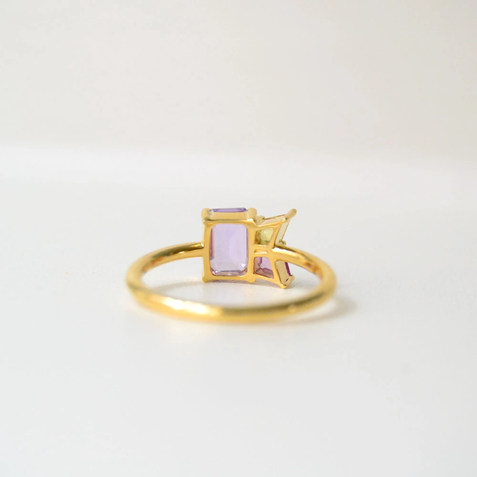 Varnaya Sihina 18K Gold Ring w. Sapphires